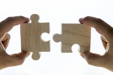 jigsaw parçaları tutan insanlar parmak resim kırpılmış 