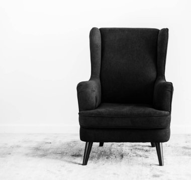 Kanadı geri sandalye bir halı üzerinde hiçbir insan