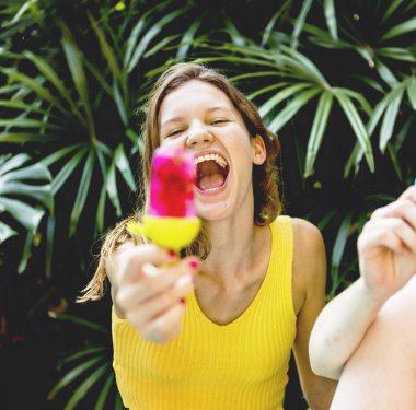 Kız bir posicle ile eğleniyor