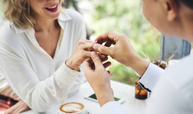 Adam önermek kız arkadaşıyla elmas yüzük