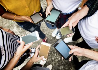 Genç yetişkinler akıllı telefonlar bir daire sosyal medya ve bağlantı kavramı içinde kullanma