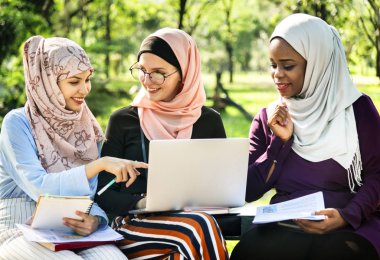 Tartışmak ve birlikte parkta çalışan İslam arkadaş grubu