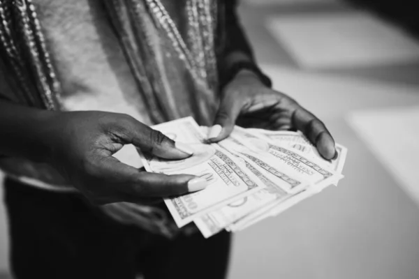 Mãos Segurando Notas Dólar — Fotografia de Stock