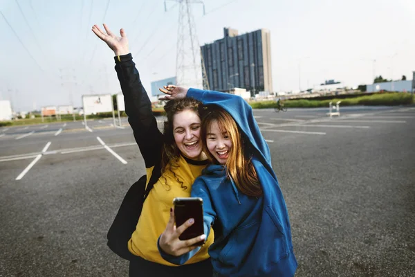 Amigas Sorrindo Tirando Uma Selfie Juntas — Fotografia de Stock