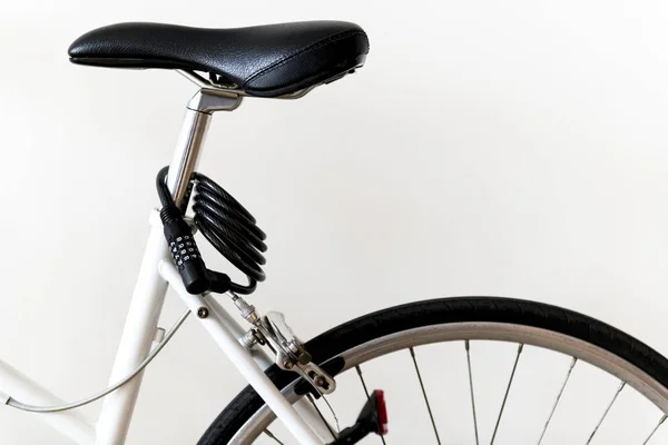 Fechar Bicicleta Montanha Isolado Fundo Branco — Fotografia de Stock