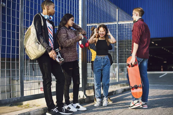 Grup Okul Arkadaşlar Açık Havada Yaşam Tarzı Eğlence Müzik Konsepti — Stok fotoğraf