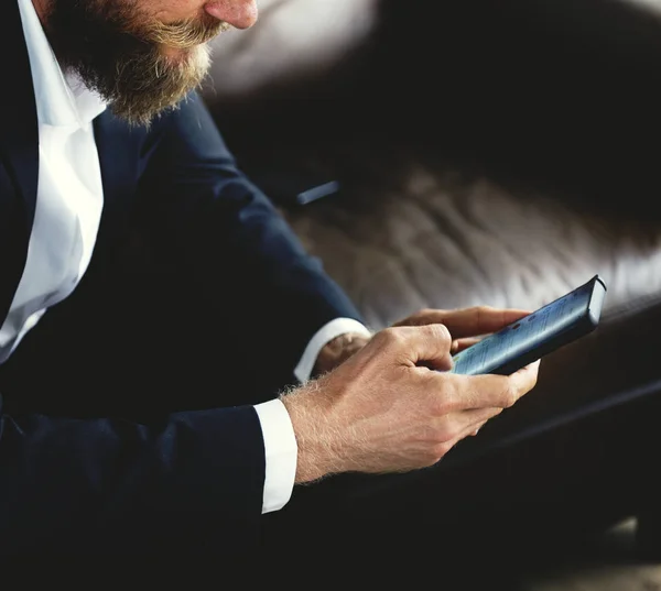 Hombre Negocios Con Teléfono Inteligente Sofá —  Fotos de Stock