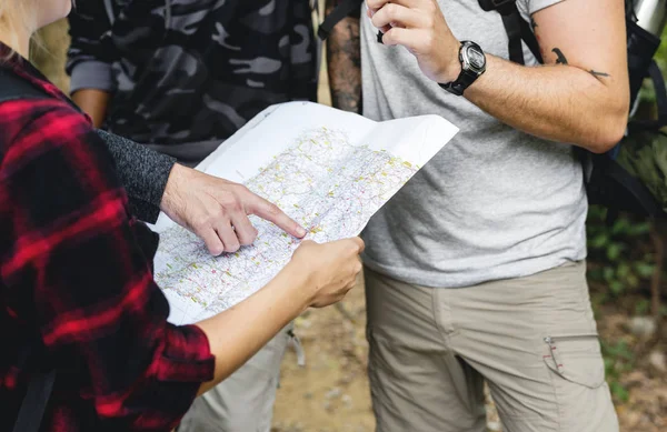 友人の方向に地図をチェック — ストック写真