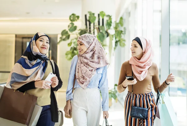 Iszlám Nők Meg Vásárlás Együtt Hétvégén — Stock Fotó