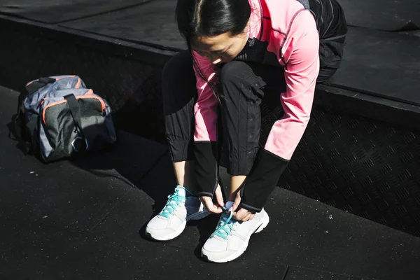 Mujer Ajustando Cordones Gimnasio —  Fotos de Stock