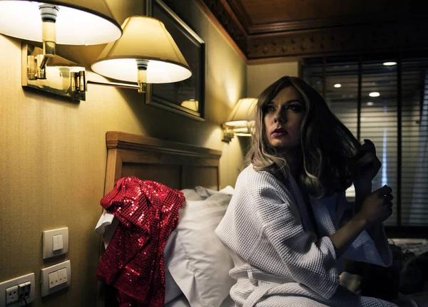 Ryska Manlig Transvestit Som Klär Som Kvinna Ett Hotell — Stockfoto