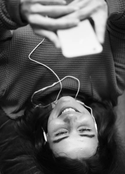 Молода Жінка Слухає Музику — стокове фото