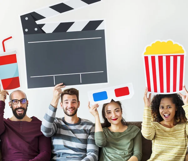 Grupo Amigos Diversos Assistir Filme Juntos — Fotografia de Stock