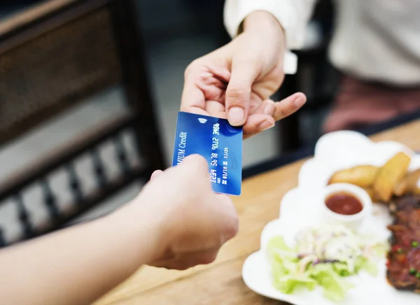 Kvinna Betalar Lunch Med Kreditkort Restaurang — Stockfoto