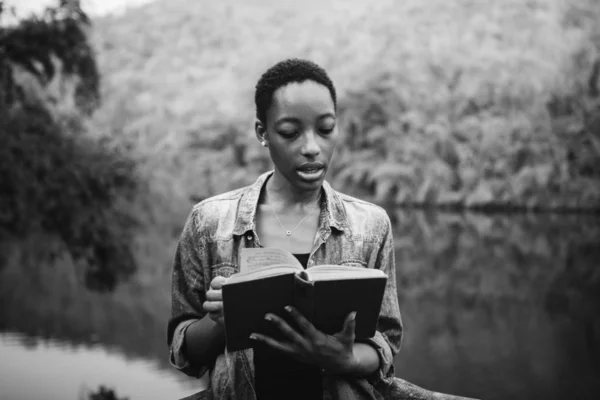Afrikanerin Allein Der Natur Beim Lesen Eines Buches Freizeitkonzept — Stockfoto