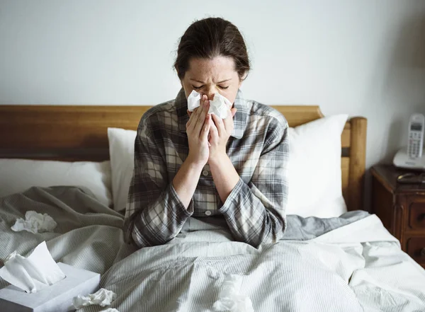 在床上患流感的妇女 — 图库照片