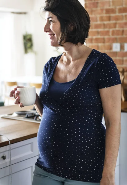 Gravid Kvinna Dricka Varm Mjölk — Stockfoto