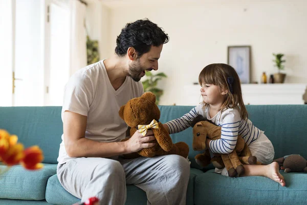 Padre Jugando Con Hija Una Sala Estar — Foto de Stock