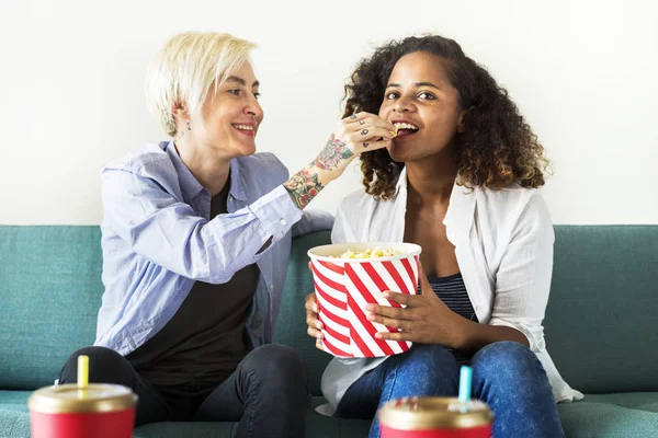 Mujeres Jóvenes Viendo Una Película Juntas — Foto de Stock