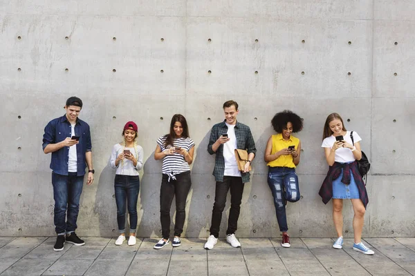 Grupo Jovens Amigos Livre Usando Smartphones Juntos Refrigeração — Fotografia de Stock