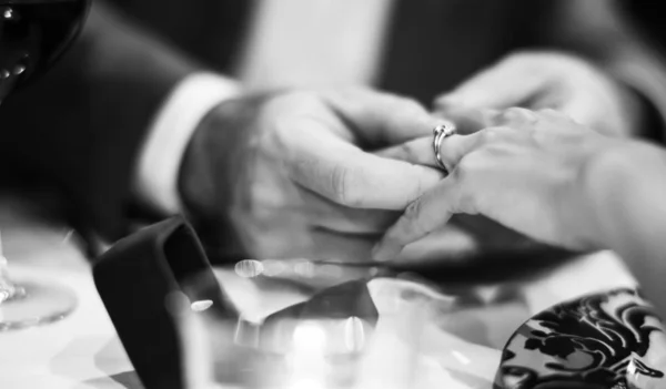 Casal Comemorar Dia Dos Namorados Juntos — Fotografia de Stock