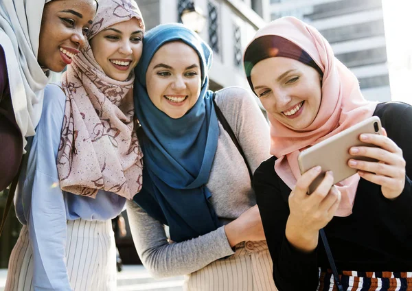 Skupina Islámských Žen Při Pohledu Smartphone — Stock fotografie