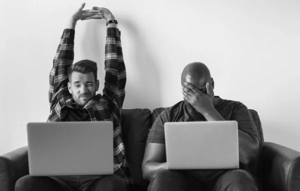 Twee Mannen Met Behulp Van Laptop Zittend Bank — Stockfoto