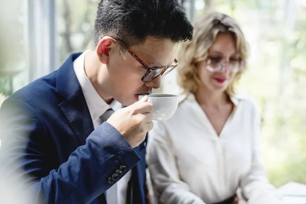 Uomini Affari Che Bevono Qualche Bevanda — Foto Stock