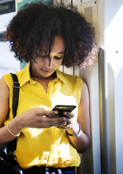 Metroda Bir Akıllı Telefon Kullanan Genç Kadın — Stok fotoğraf