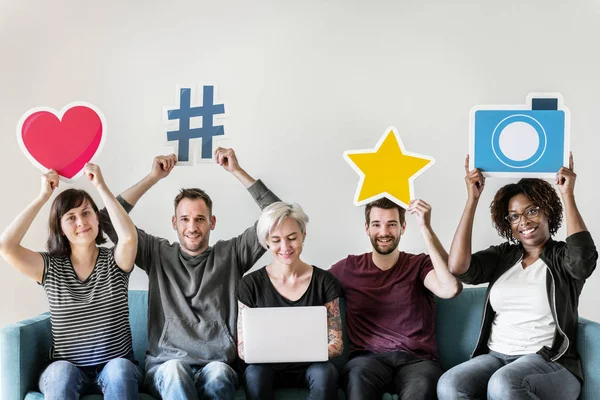 Pessoas Segurando Símbolos Com Conceito Mídia Social — Fotografia de Stock