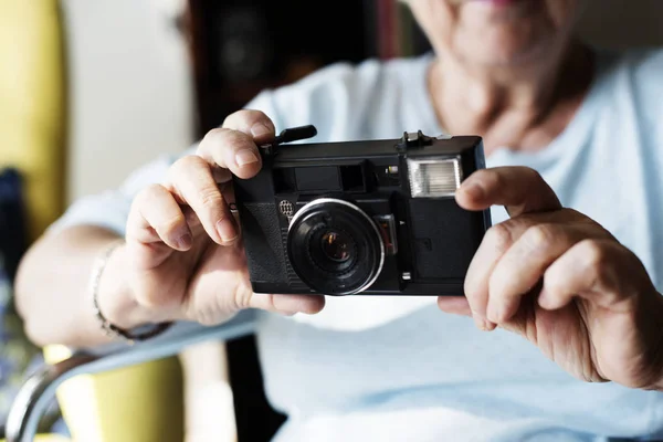 Kadın Kıdemli Fotoğraf Çekimi — Stok fotoğraf