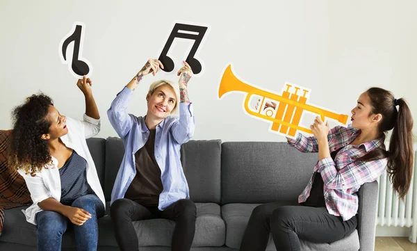 Grupo Personas Disfrutando Iconos Musicales — Foto de Stock