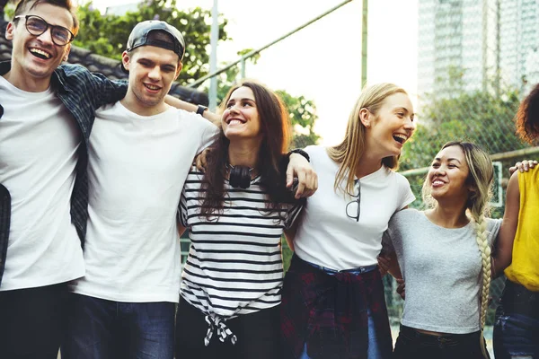 Lachende Happy Jonge Volwassen Vrienden Wapens Rond Schouders Buitenshuis Vriendschap — Stockfoto