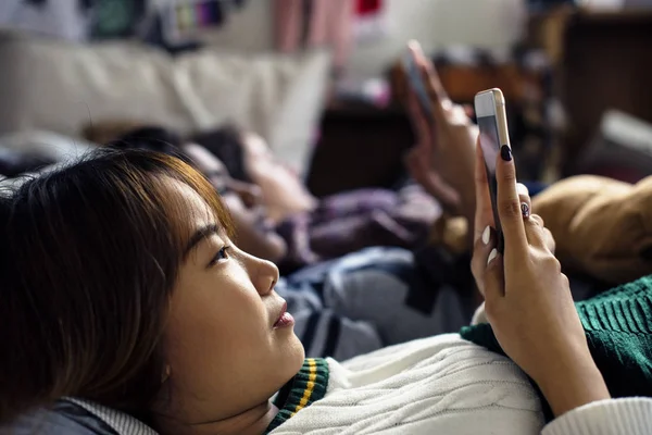 Tonårsflickor Som Använder Smartphones Säng Internet Pyjamasparty — Stockfoto