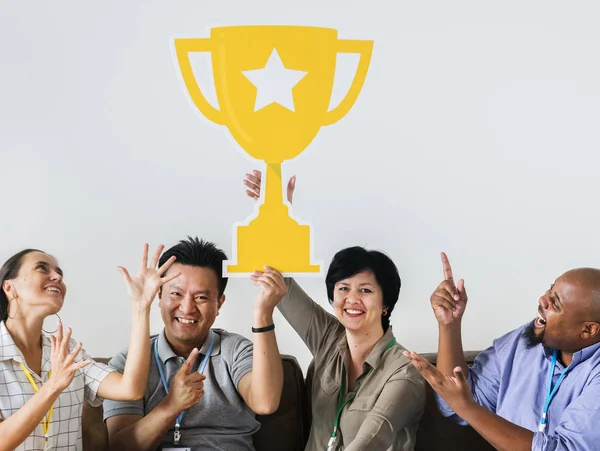 Werknemers Vieren Van Succes Met Een Trofee — Stockfoto