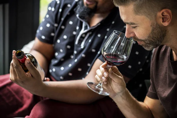 Uomo Degustazione Vino Rosso Con Gli Amici — Foto Stock