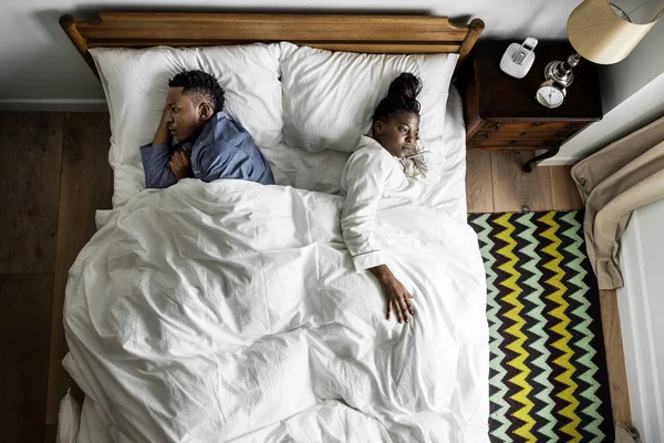 Pareja Afroamericana Durmiendo Espalda Con Espalda —  Fotos de Stock