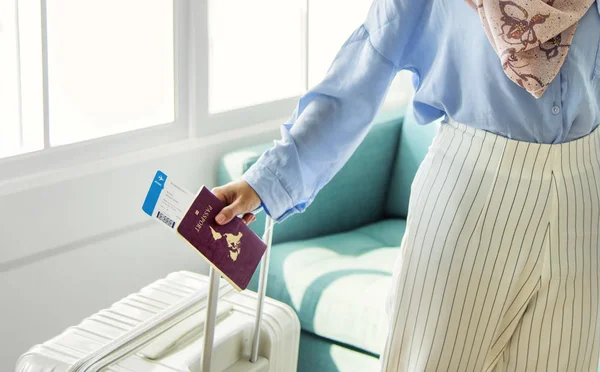 Islamic Woman Preparing Travel — Stock Photo, Image