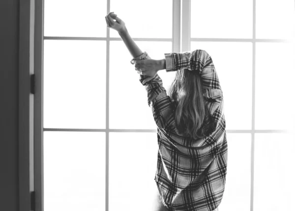 Οπίσθια Όψη Της Γυναίκας Τεντώνοντας Χέρια Της Πρωί — Φωτογραφία Αρχείου