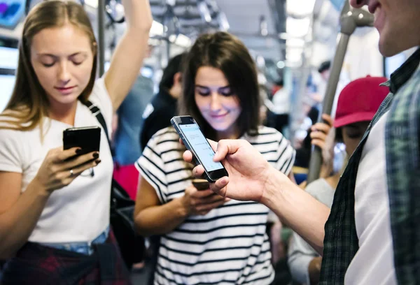 Grupo Jovens Amigos Adultos Usando Smartphones Metrô — Fotografia de Stock