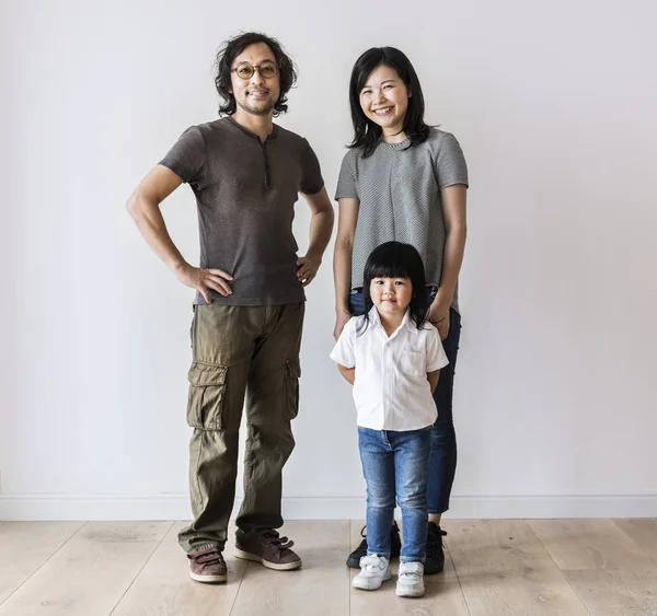 Vrolijke Aziatische Familie Verhuizen Naar Nieuw Huis — Stockfoto