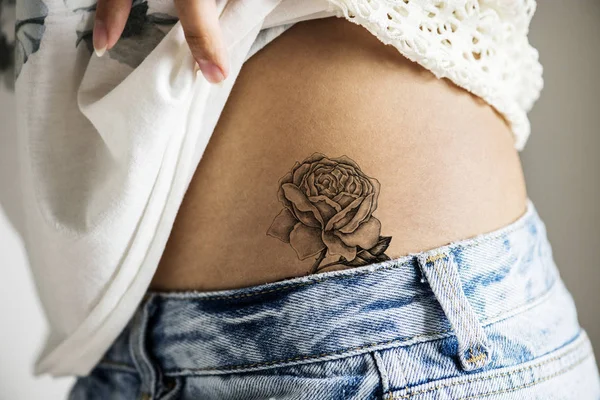 Primer Plano Del Tatuaje Cadera Inferior Una Mujer — Foto de Stock