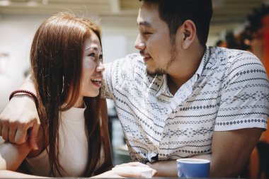 güzel çift birlikte iyi vakit geçiriyor