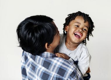 Anne oğlunu holding