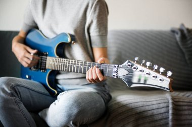 kadın bir elektro gitar çalmak
