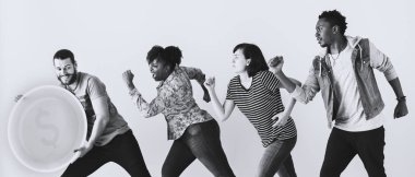 Kovalayan Doları para simgesi, siyah ve beyaz insanlar