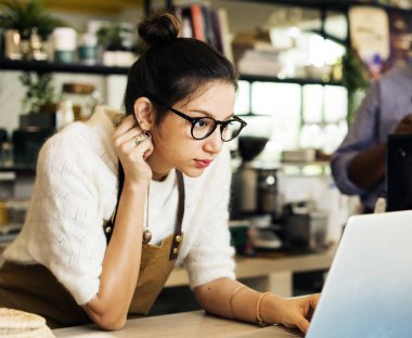 İşletme sahibi laptop kullanıyor