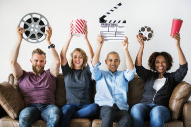 Film ve film nesneleri tutan arkadaş grubu