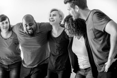 Sarılma mutlu farklı arkadaşlar