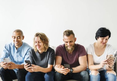 Bir akıllı telefon kullanan kişiler